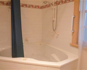 Rossmore Cottage - Queensland Tourism 5