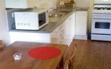 Kangaroo Cabin At Berrara Waters - QLD Tourism 0