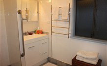 Cockatoo Cottage Pooncarie - QLD Tourism 3