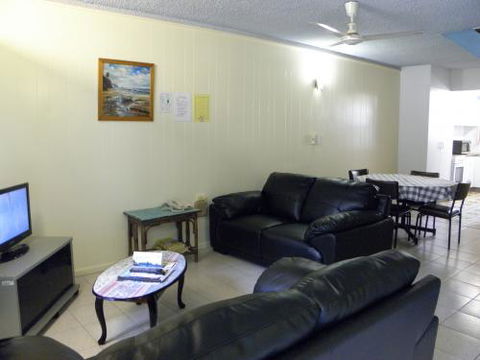 Townsville Seaside Apartments - QLD Tourism 9