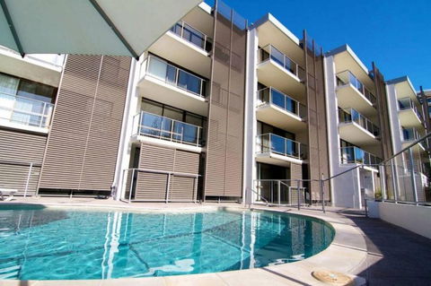 Merrima Court Holiday Apartments - Queensland Tourism 1