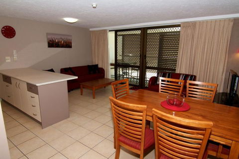Merrima Court Holiday Apartments - Queensland Tourism 2
