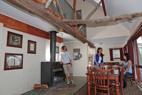 Blue Mountains - Hawkesbury Heights YHA - QLD Tourism 6