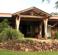 The Hollow Log Country Retreat - QLD Tourism