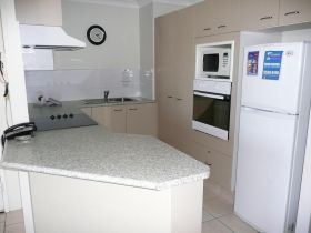 Pelican Cove Apartments - QLD Tourism 3
