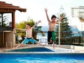 Gemini Court Holiday Apartments - Queensland Tourism 3