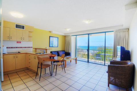 Grand Palais Beachside Resort - Queensland Tourism 4