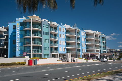 Grand Palais Beachside Resort - Queensland Tourism 7