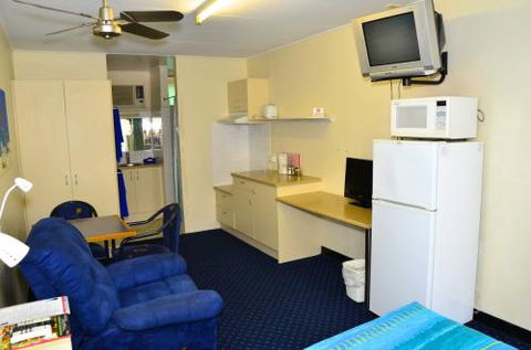 Fourth Avenue Motor Inn - QLD Tourism 24