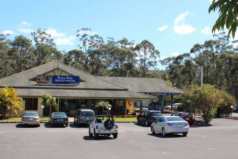 Bonny Hills Beach Hotel - QLD Tourism 6