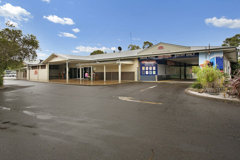 Lakeside Village Tavern - QLD Tourism 8