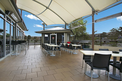 Lakeside Village Tavern - QLD Tourism 9
