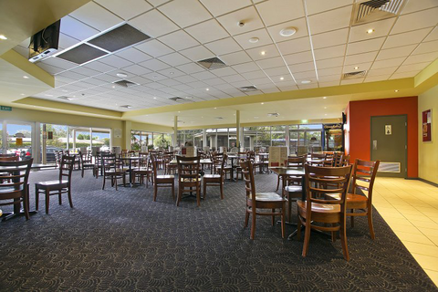 Lakeside Village Tavern - QLD Tourism 10