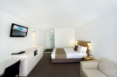 Admiralty Inn - QLD Tourism 0