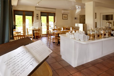 Admiralty Inn - QLD Tourism 1