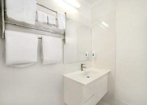 Admiralty Inn - QLD Tourism 4