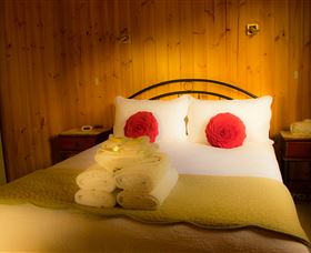 Maydena Country Cabins Accommodation & Alpaca Stud - QLD Tourism 1