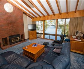 Waterside Accommodation - Derwent Retreat - QLD Tourism 1