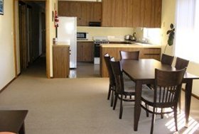 Sheffield Pioneer Holiday Units - Queensland Tourism 1