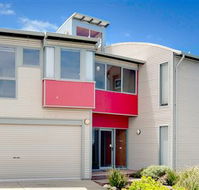 Phillip Island Waterfront House - QLD Tourism