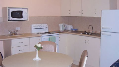 Carn Court Holiday Apartments - QLD Tourism 1