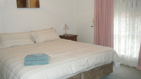 Carn Court Holiday Apartments - QLD Tourism 4