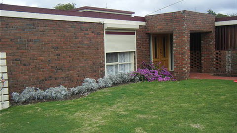 Carn Court Holiday Apartments - QLD Tourism 6