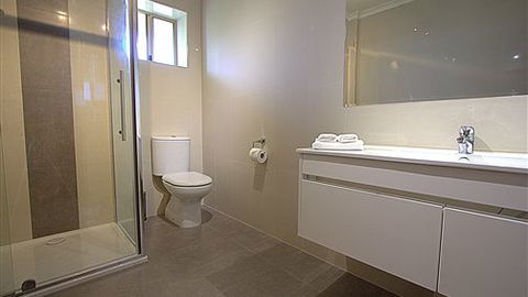 Blue Whale Motor Inn & Apartments - Queensland Tourism 1