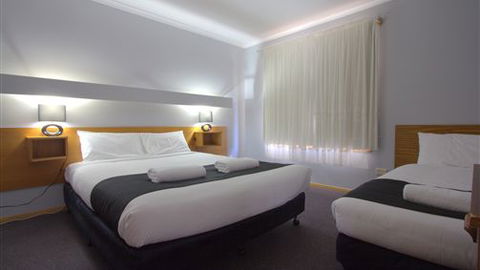 Blue Whale Motor Inn & Apartments - Queensland Tourism 0