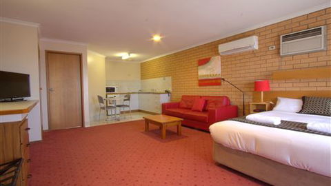 Blue Whale Motor Inn & Apartments - Queensland Tourism 4
