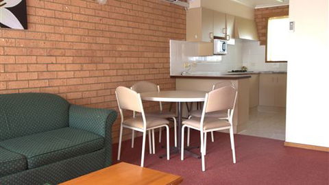 Blue Whale Motor Inn & Apartments - Queensland Tourism 3