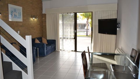 Lake Edge Resort - QLD Tourism 1