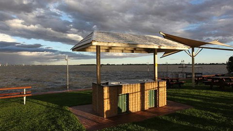 Lake Edge Resort - QLD Tourism 4