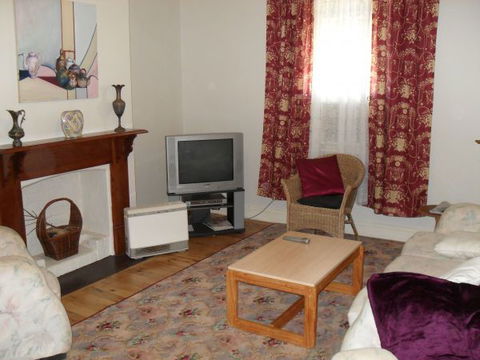 Aaron Cottage - QLD Tourism 4