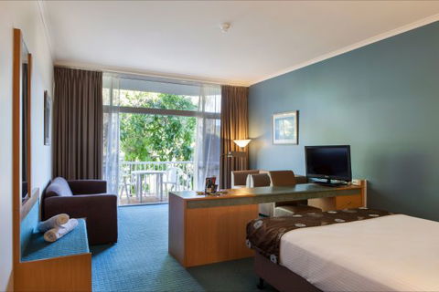 Absolute Beachfront Opal Cove Resort - QLD Tourism 6