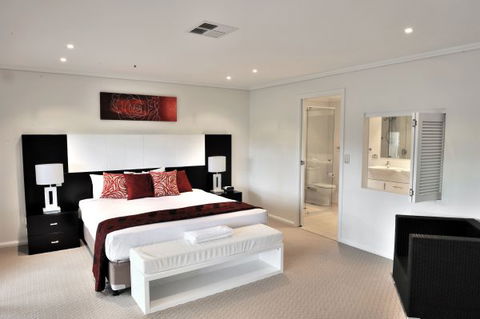 Absolute Beachfront Opal Cove Resort - QLD Tourism 10