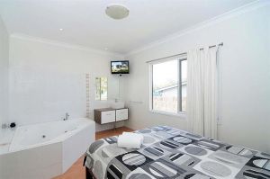 Love Shack - QLD Tourism 0
