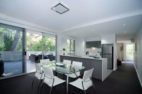 Aqua Leaf Apartment - QLD Tourism 12