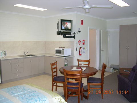 Myrtleford Masonic Units - QLD Tourism 5
