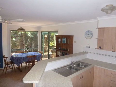 Beachside Way Dog Friendly Holiday House - Queensland Tourism 3