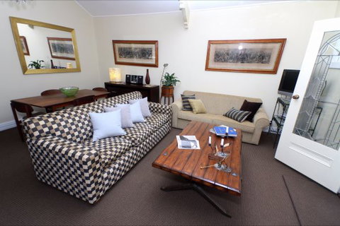 Mirkwood Forest Self-Contained Spa Cottages - QLD Tourism 6