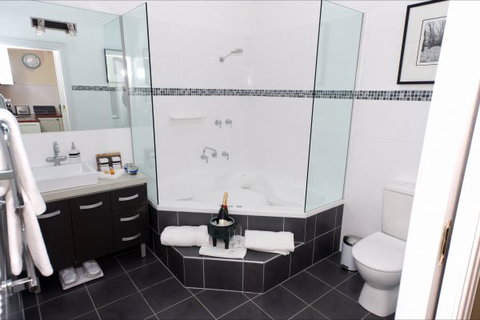 Mirkwood Forest Self-Contained Spa Cottages - QLD Tourism 9