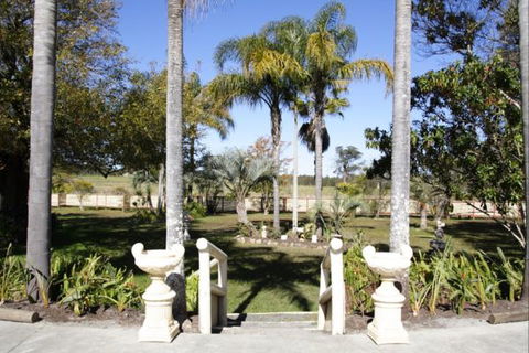 Palms Oasis Motel - QLD Tourism 0