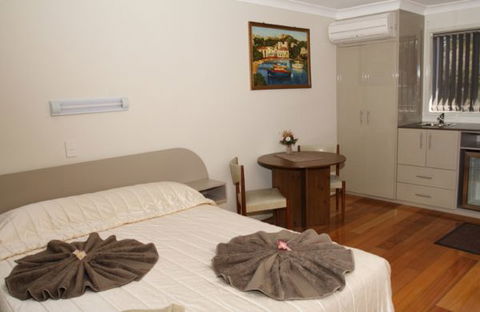 Palms Oasis Motel - QLD Tourism 1