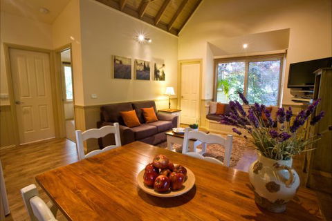 Autumn Abode Cottages - QLD Tourism 0