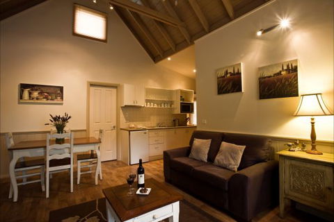 Autumn Abode Cottages - QLD Tourism 7