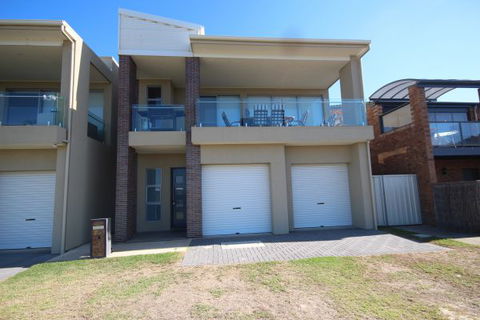 LJ Hooker Goolwa Holiday Rentals - 42 Underwood Avenue, Goolwa Beach - Queensland Tourism 3