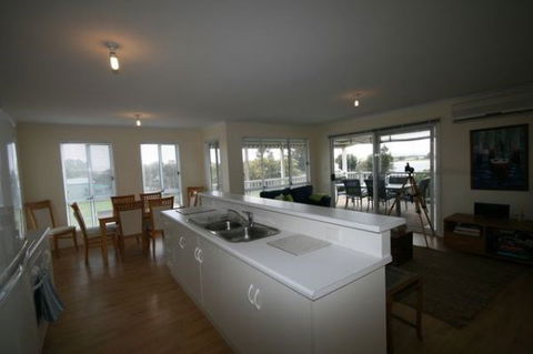 LJ Hooker Goolwa Holiday Rentals - 42 Underwood Avenue, Goolwa Beach - Queensland Tourism 5
