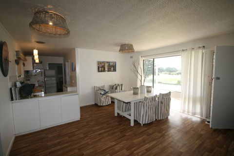 LJ Hooker Goolwa Holiday Rentals - 42 Underwood Avenue, Goolwa Beach - Queensland Tourism 8