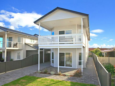 Century 21 SouthCoast: White Caps - QLD Tourism 0